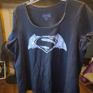 Torrid black t shirt batman vs superman size 4